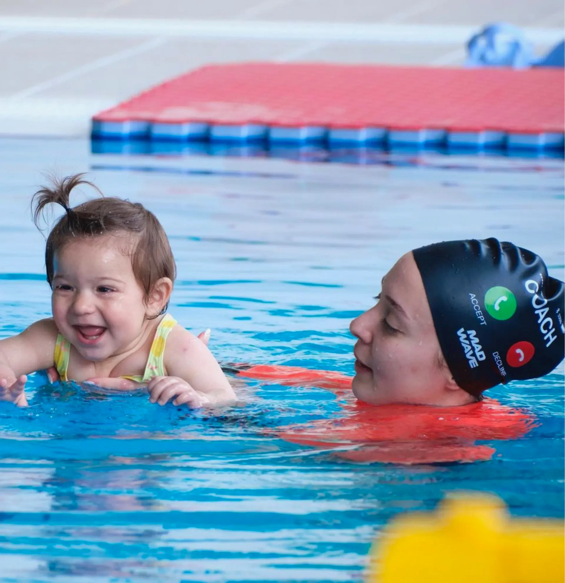 Ankara’da bebek yüzme eğitimi sırasında uzman eğitmen eşliğinde suya alışma yapan bebek.